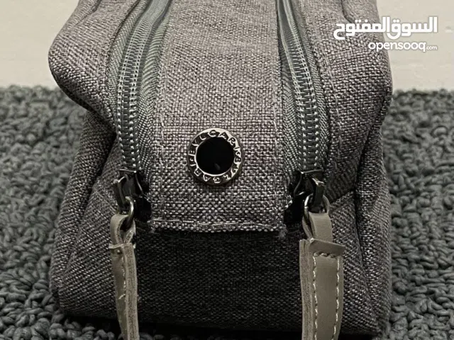 إقرأ الوصف حقائب يد للسفر صغيره لشركة الطيران الأماراتية ، ماركة بلغاري Bvlgari