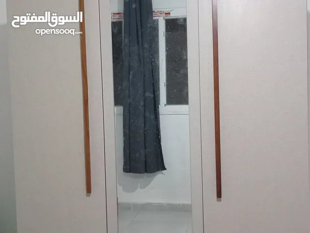 دولاب وطاوله دراسه