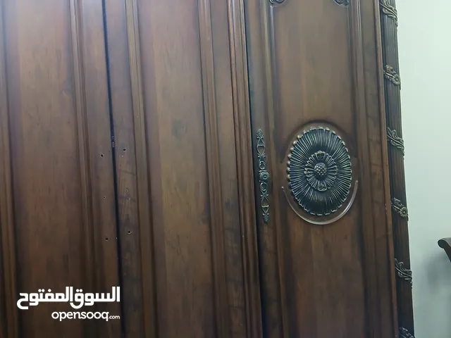 خزانة جميلة جدا دهان روعة بحاجة الى صيانة