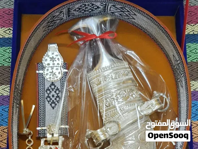 جميع الخناجر متوفرة