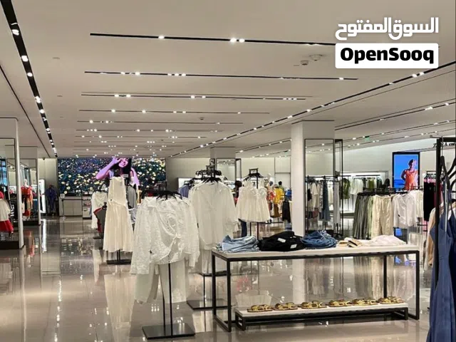 محل للبيع بعائد إيجاري يصل إلى 272 ألف شهريًا داخل مول في منطقة سكنية حيوية تخدم كمبوندات قصور وفلل