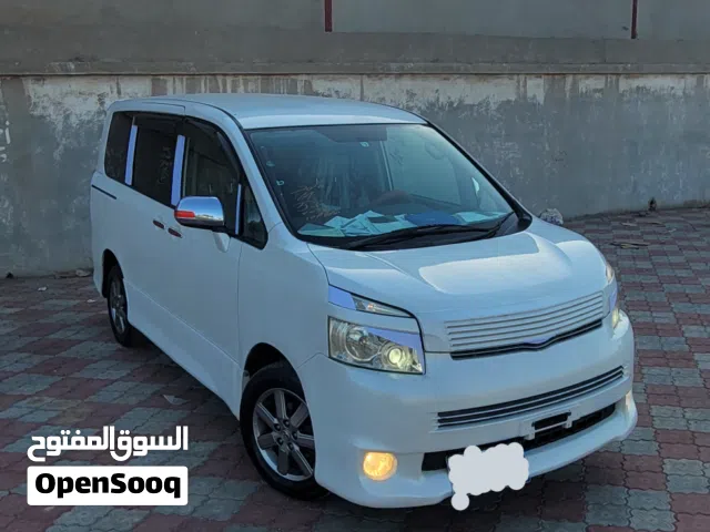 2010 تويوتا فوكسي Standard