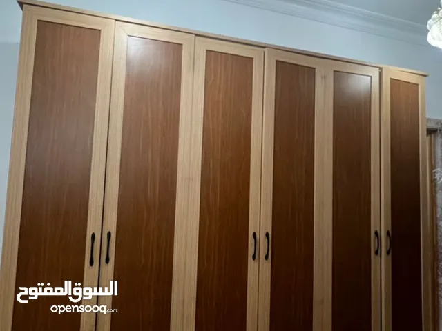 دولاب مهنة فاخر وكبير تحفه فالتصميم والمساحات، مصنوع من خشب متين وجوده ممتاز شبه جديد