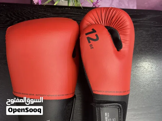 قفازات ملاكمة للبيع من شركة outshock decathlon غير مستخدم أبداً