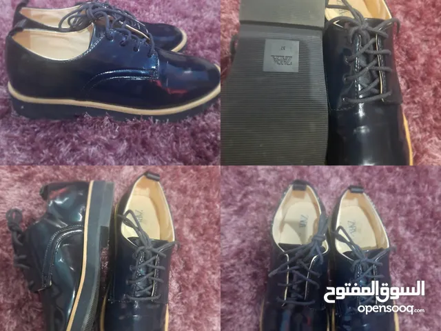 للبيع: حذاء نسائي من ZARA بحالة شبه جديدة – تصميم أنيق برباط أمامي، مقاس 37 ولون كحلي جذّاب