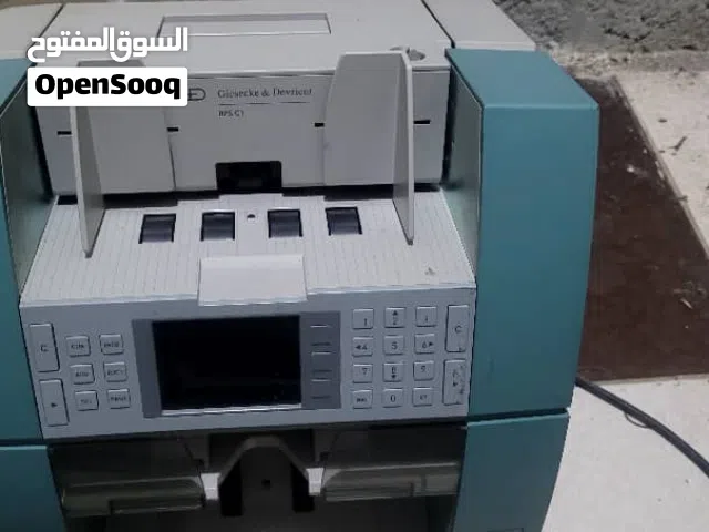 الات ومكينة عد العملات الماكينة الموجودة في الصورة هي ماكينة عد وفرز الأوراق النقدية