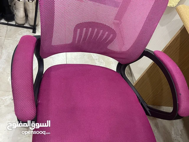 مكتب دراسه ثقيل بحال الجديد مع كرسي رجلين ستيل