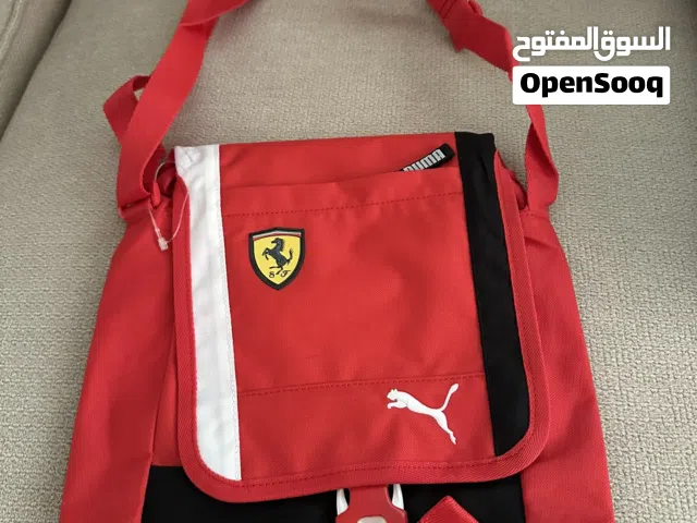 حقيبة بوما فيراري بتصميم انيق