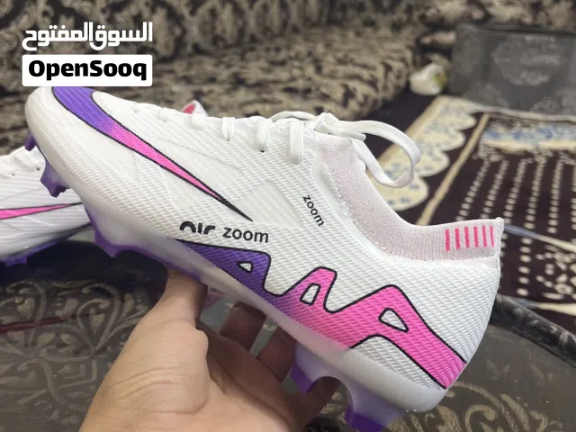 بوت رياضه مناسب وجميل جداا للعب وجديد