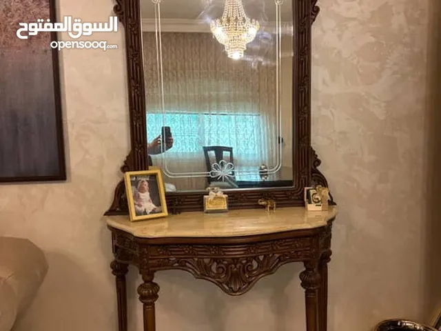 دونسوار مع مرايته ورخامته كامل فخم جدا و طاوله وسط + طاولتين جانبيات خشب فخم مش تركي ولا mdf
