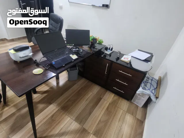 متاح مكاتب مدير ومكاتب موظفين وكراسي مكتب مستوه