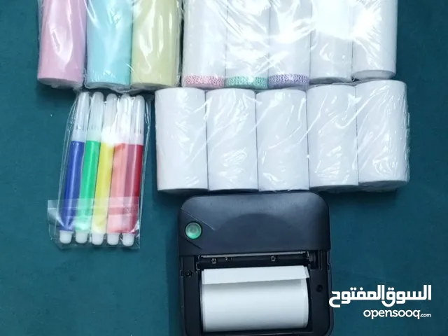 طابعة ستيكرات مع رولات تربط على التلفون