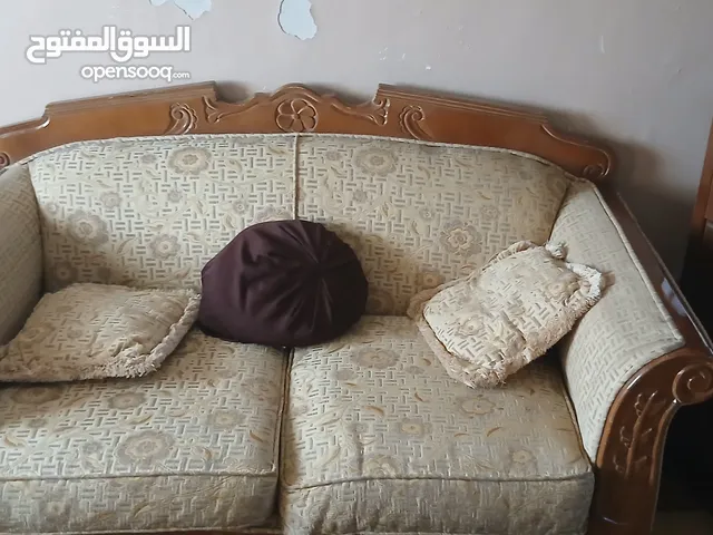 طقم كنب بحالة الوكاله مع طاولات