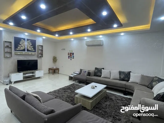 شقة مفروشة مميزة للايجار غرفتين وصالة وحمامين ومطبخ - ابو نصير حي الضياء.