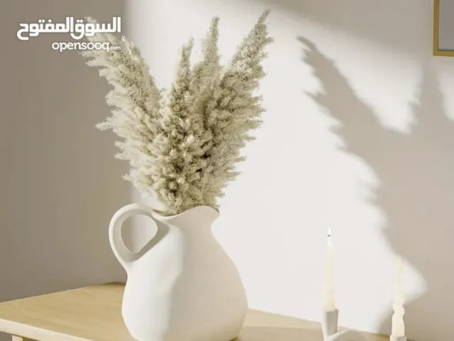 مزهرية وقنينة ماء