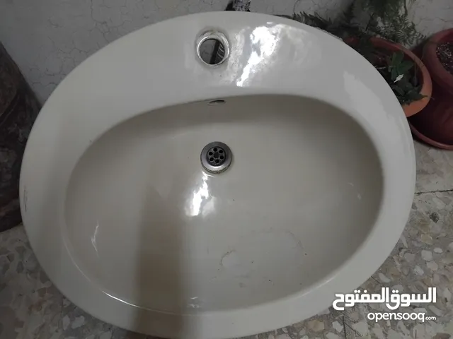 مغسلة وطاولة