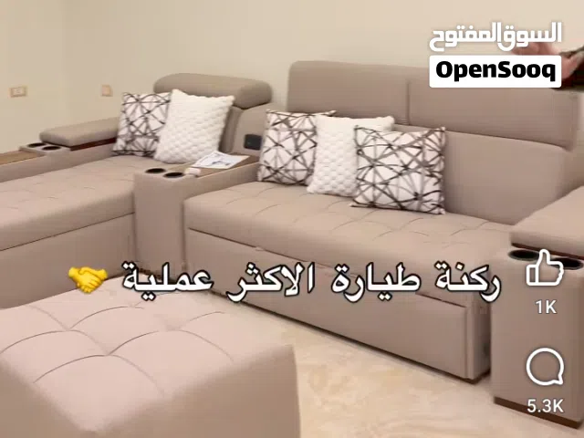 ركنه مع وحدات تخزين وبتتقلب سرير