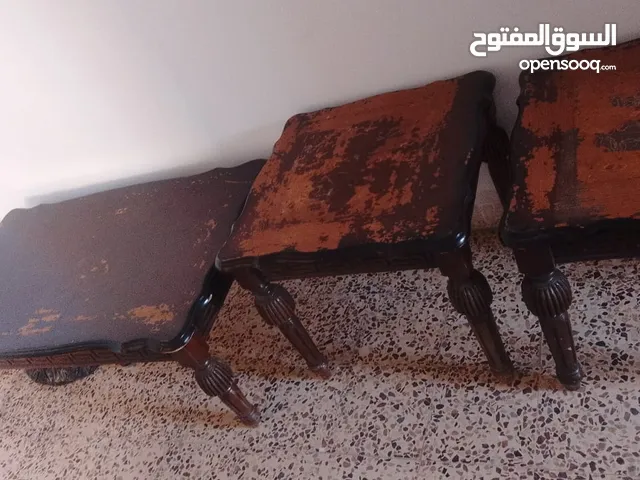 ثلاث طاولات لبيع