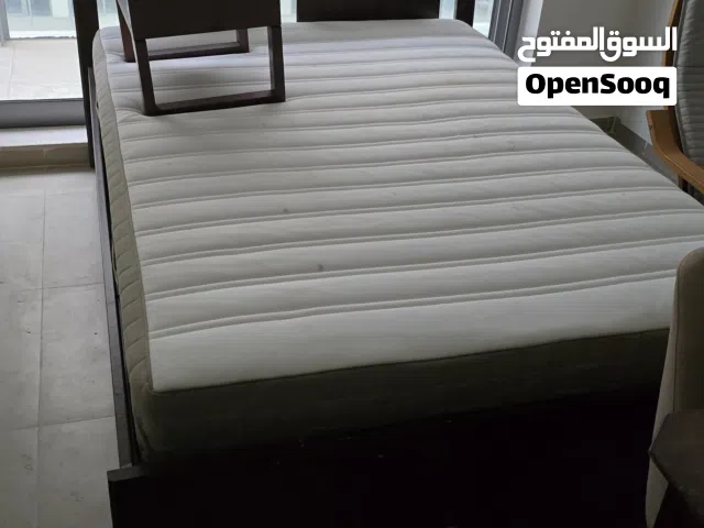 مجموعة طاولات و سرير و فرشات