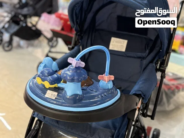 عربة أطفال أنيقة وعملية بلون كحلي غامق، بتصميم مميز مناسب للمشاوير اليومية