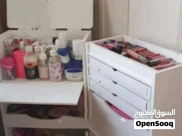 خزانه اكسسوارات بتوسع اكتير شغلات فيها 3 جرارات ومراي