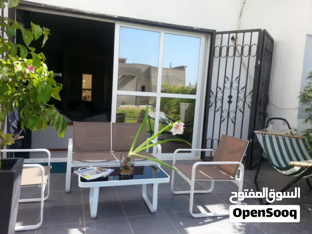 فيلا للبيع في شارع ولي العهد بالقرب من جامع طيبة مساحه الارض.600م المسقوف 300م  السعر مليون و250الف