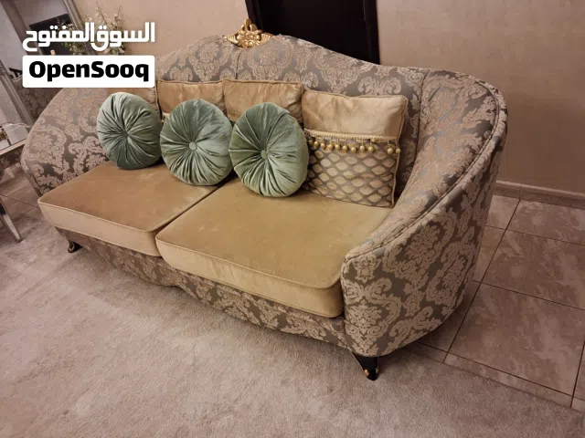 للبيع طقم كنب بدون طاولات من هوم سنتر 8اشخاص بحالة جديدة في منطقة العين الصاروج قديم