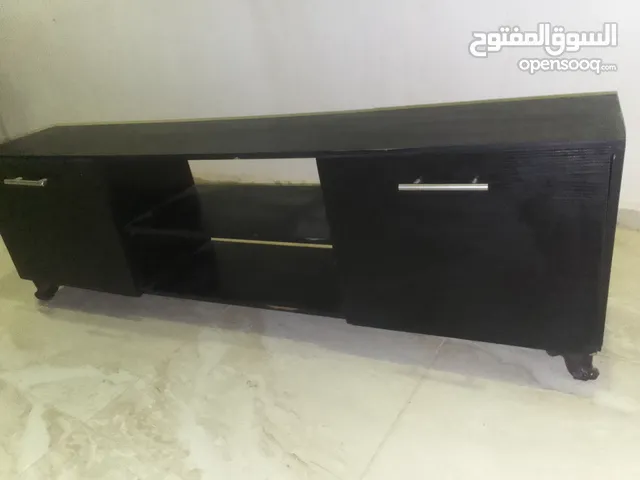 طاولة ومنظر شاشة
