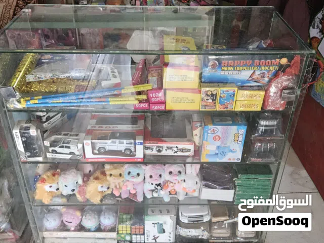 فاترينة (استند) عرض زجاجية راقية بحالة ممتازة - للبيع المستعجل