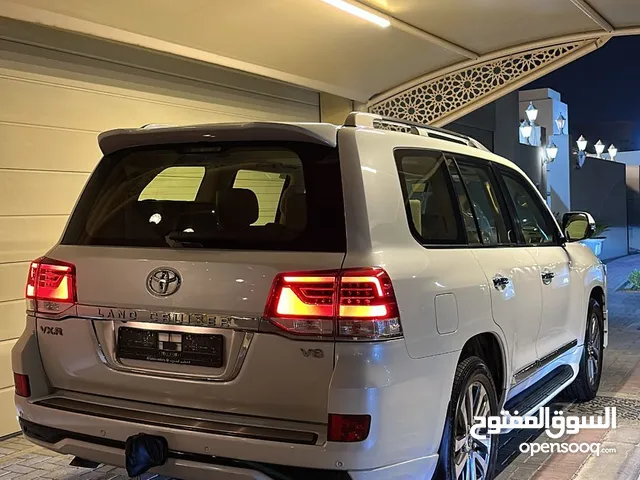 للبيع لاندكروزر موديل 2016 خليجي فئة VXR V8 - استخدام عائلي ومنزلي مسرفسه بالكامل .
