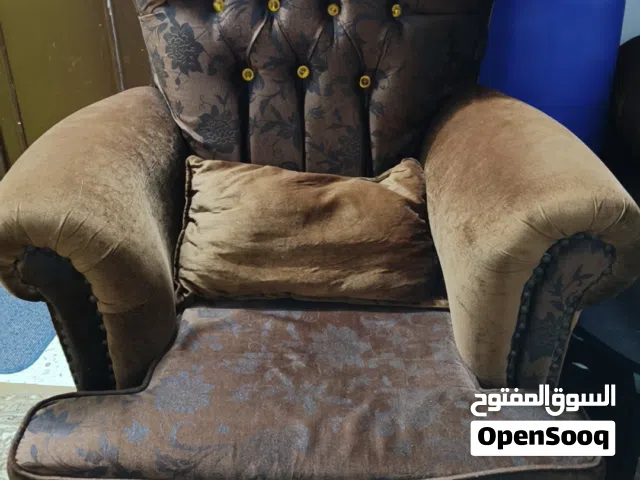 كنب بني للبيع  4 قطع، مستعمل، بحالة جيدة. مرتب ومريح للاستعمال اليومي.