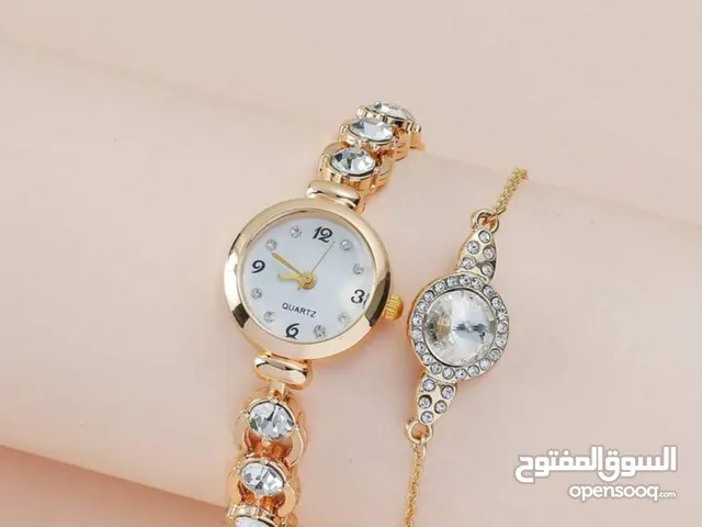 فقط ساعه لون ذهبي