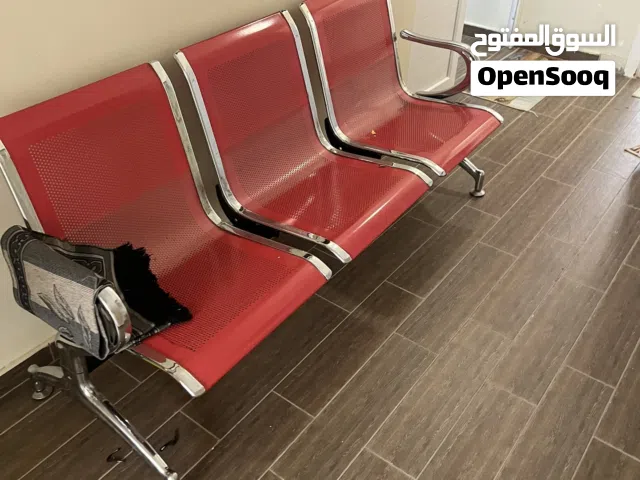 كراسي زوجيه استعمال شهور ومعاها طاولات روضه للبيع ومعاهم سبورات وبعض الاشياء