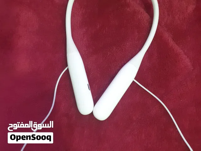 سماعات لون ابيض  بلوتوث بتشبك سواء ايفون او سامسونج او اي نوع هاتف مافيها ابدا اي خلل بصوت