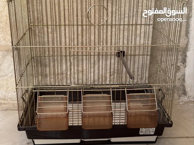 أقفاص عدد 10 إستعمال خفيف جداً وبحالة الوكالة موجود معلفين وثلاث معالف