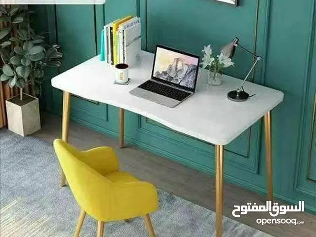 طاولة مكتب حديثة متوفرة بألوان عصرية وجميلة
