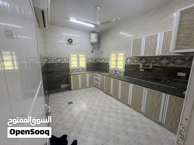 شقة فاخرة كبيرة للإيجار في الحيل الجنوبي قريب الخميس للأحذية وزهرة الإمارات