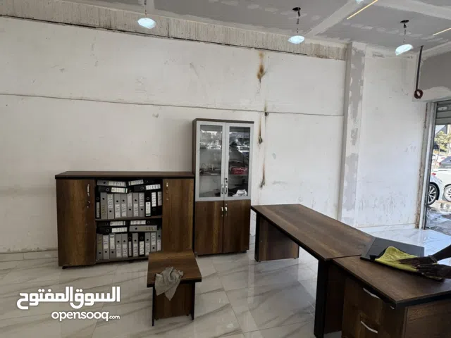 مكتب كامل استعمال نظيف معاه تلاته كراسي ااسعر ساوم