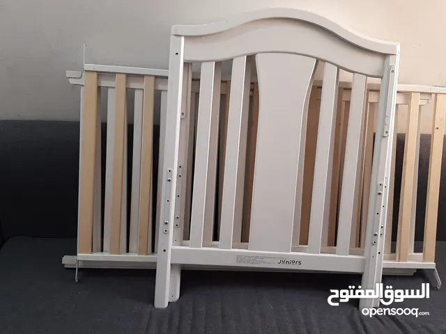 سرير اطفال مقاس 120×75 استعمال خفيف جدا نفس الجديد ماركة جونيور
