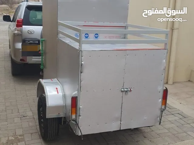 عربة مع حمام متنقل
