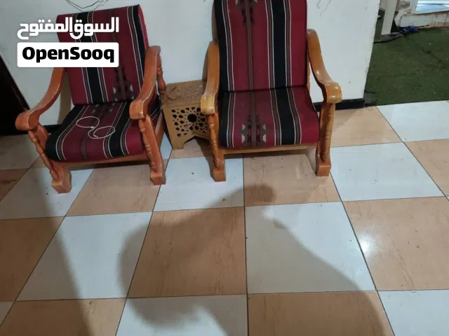 كراسي خشب ثلاث حبات