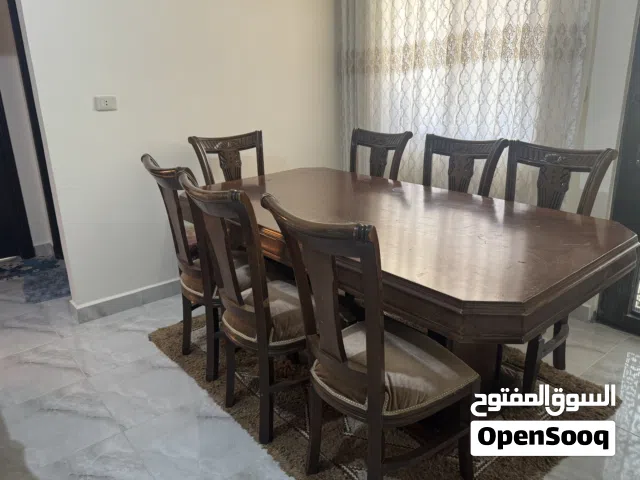 طاولة مستعمله مع سبع كراسي خشب