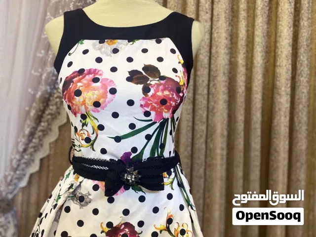 فستان ابيض لعمر محير