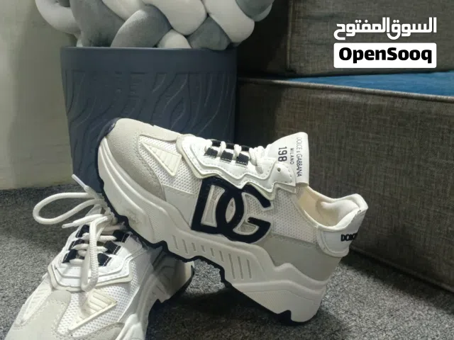 حذاء رياضي من ماركة دولتشي أند غابانا (Dolce & Gabbana)، وتحديداً موديل داي ماستر (Daymaster) الشهير