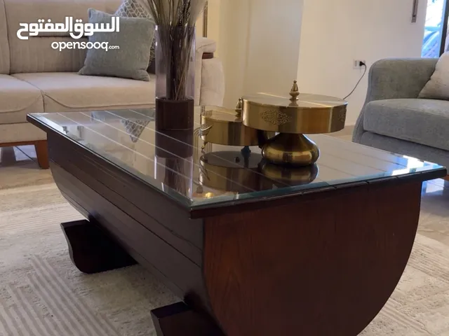 طاولة خشب تفصيل مع قزازتها