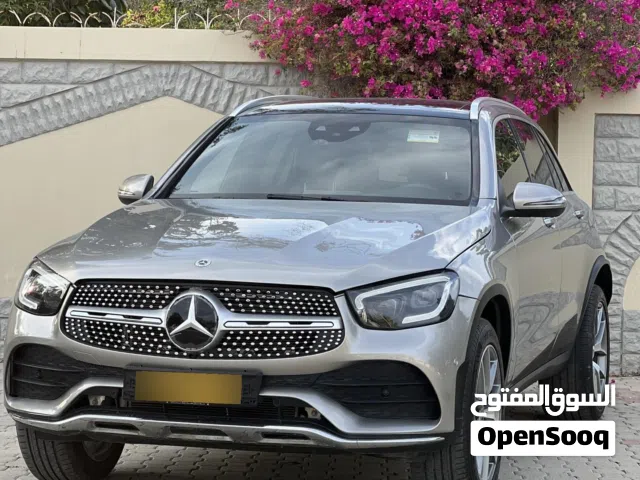 Mercedes Benz - GLC 300 - model 2022 – رقم واحد / Full Option – 20K KM- low millage