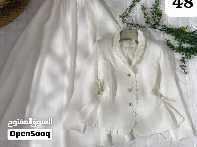 (شوفلي هاذ الجمال قميص مع تنورة)