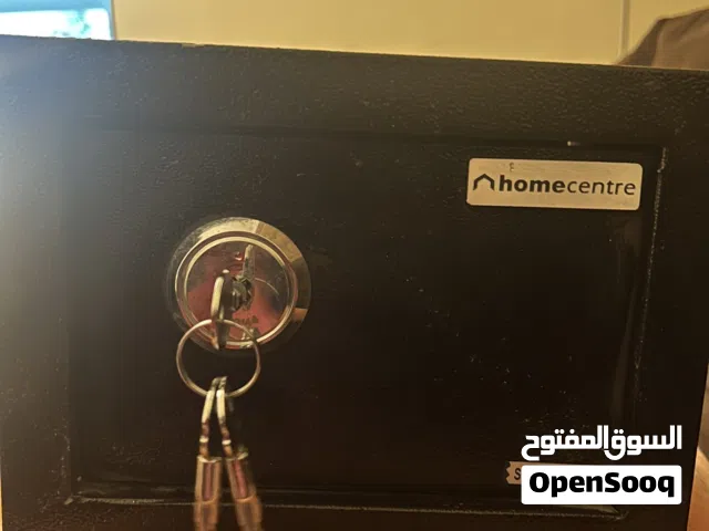 خزنة قاصه مصنوعه من الفولاذ قابله للتثبيت في الحائط ، عرض 22 طول 18 مع ثلاثة مفاتيح