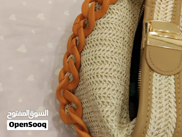 حزام سلسلة من لويس فيتون (Louis Vuitton) — وهو إكسسوار فاخر يُستخدم كـ حمّالة حقيبة