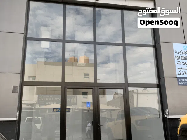 محل مساحة 60 متر + سندرة 20 في الشويخ الصناعية قطعة b شارع رئيسي